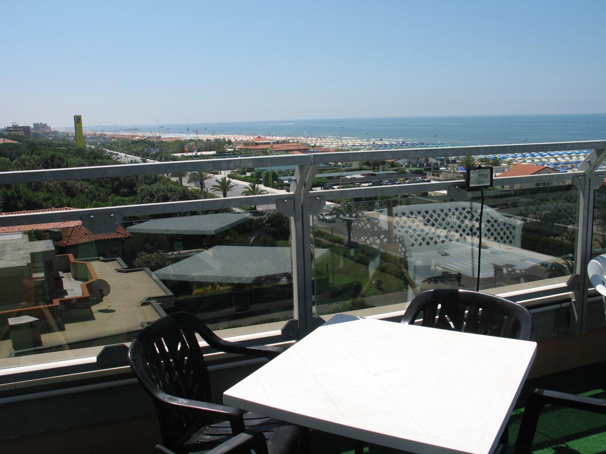 Hotel Bixio Lido di Camaiore Exterior photo