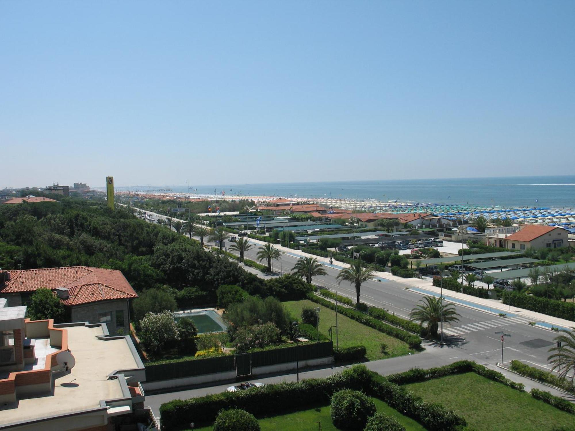 Hotel Bixio Lido di Camaiore Exterior photo