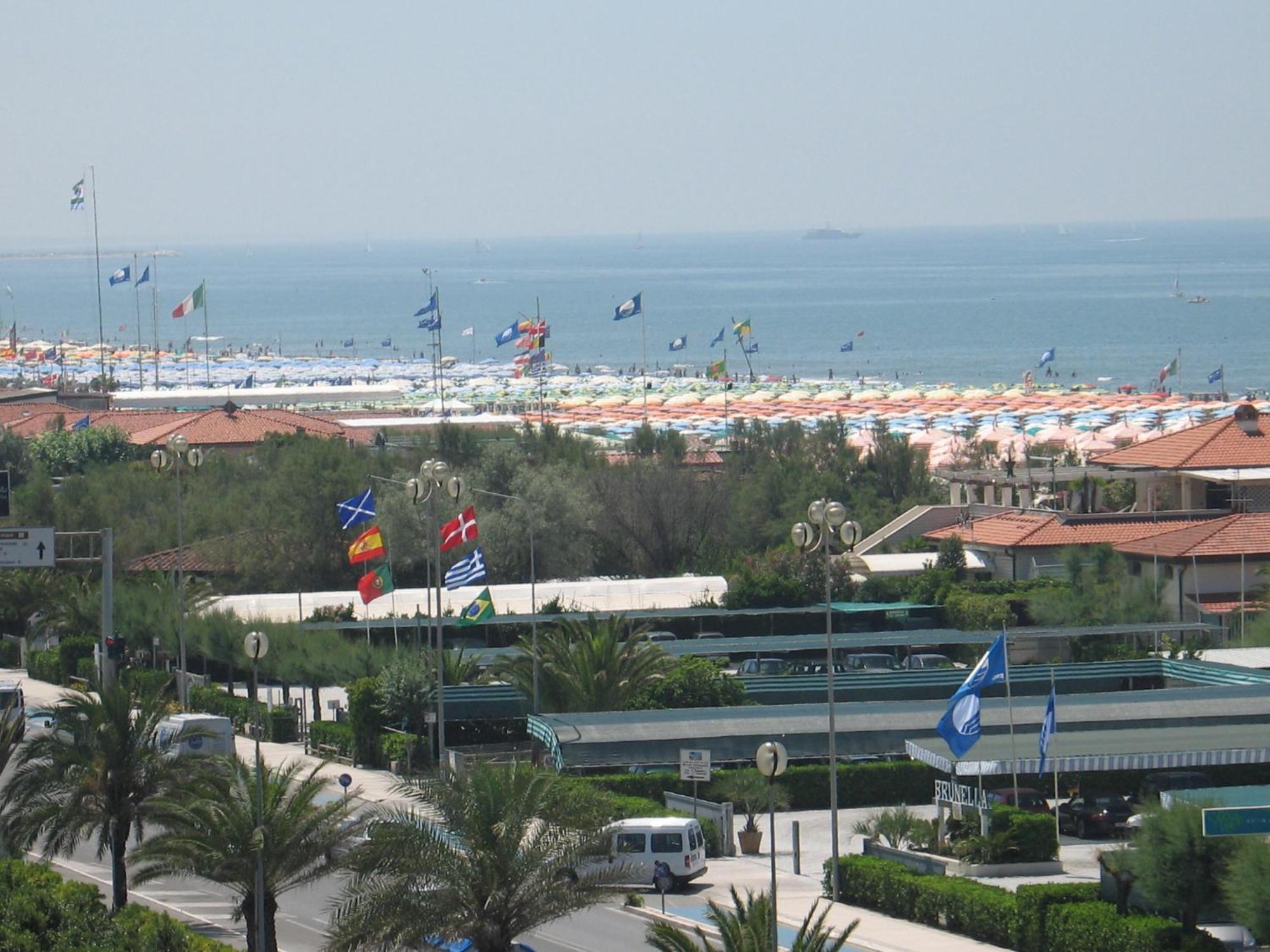 Hotel Bixio Lido di Camaiore Exterior photo