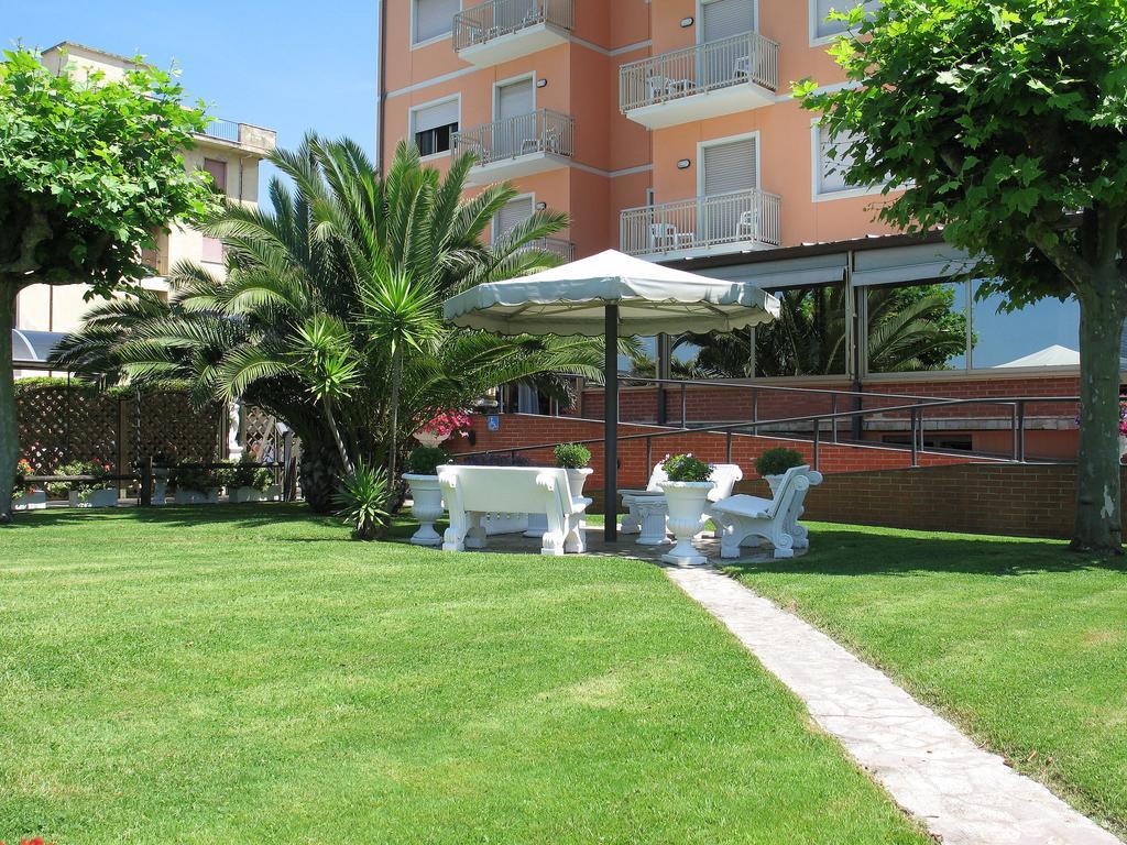 Hotel Bixio Lido di Camaiore Exterior photo