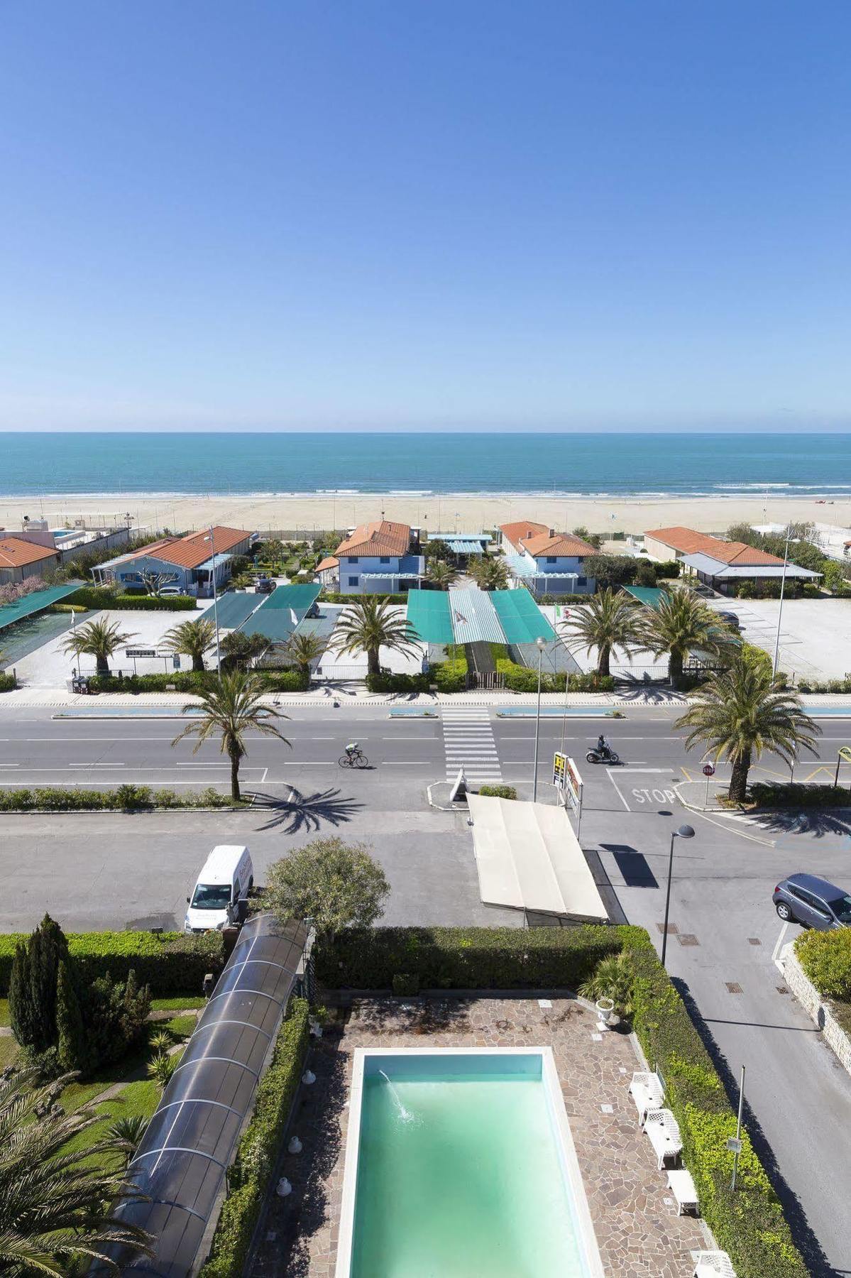 Hotel Bixio Lido di Camaiore Exterior photo